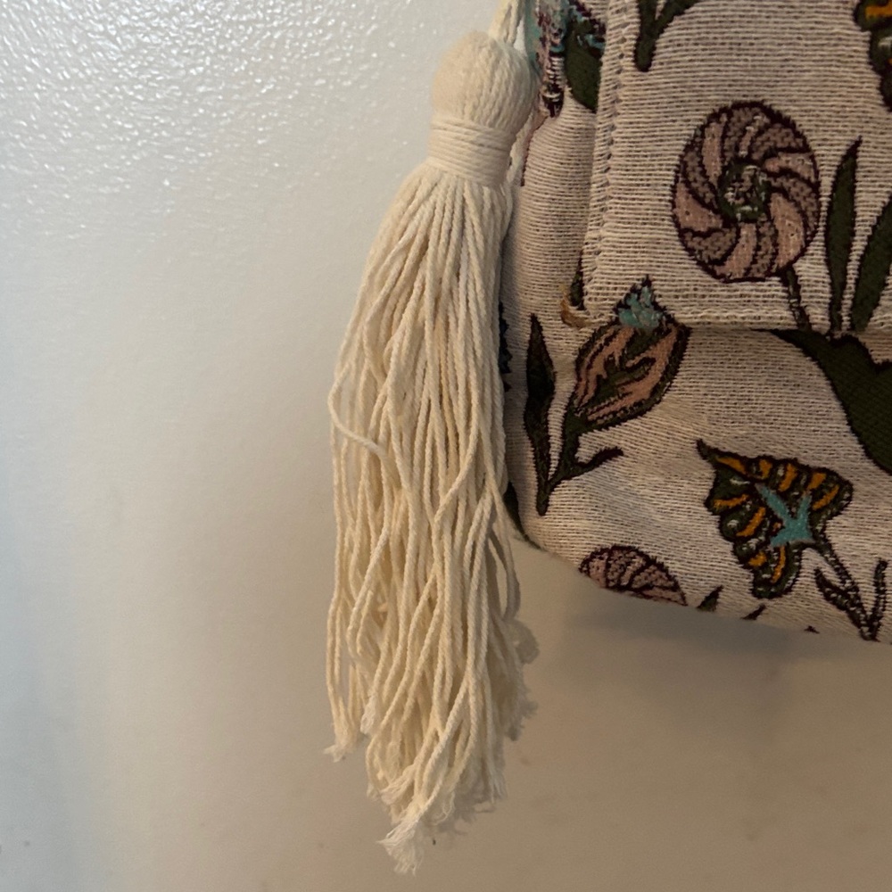 Floral Cream Universal Thread fabric purse - Picture 5 of 9